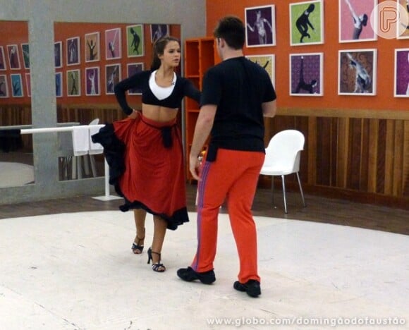 Bruna Marquezine tem exibido barriga sequinha nos ensaios para o quadro 'Dança dos Famosos'