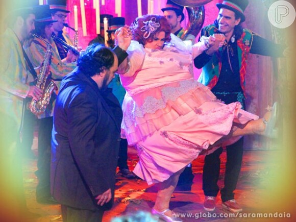 Dona Redonda em vai colar toda Bole-Bole para dançar em 'Saramandaia'
