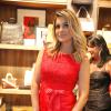Flávia Alessandra escolheu look vermelho para lançamento da nova coleção da loja