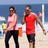 A apresentadora do 'Fantástico', Renata Ceribelli, caminhou na praia com um amigo e apareceu visivelmente mais magra