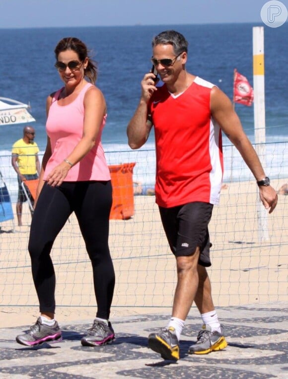 A apresentadora do 'Fantástico', Renata Ceribelli, caminhou na praia com um amigo e apareceu visivelmente mais magra