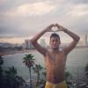 Neymar usa as redes sociais para fazer declarações de amor para Bruna Marquezine. Em dia ensolarado em Barcelona, o atacante tirou foto fazendo um coraçãozinho com as mãos