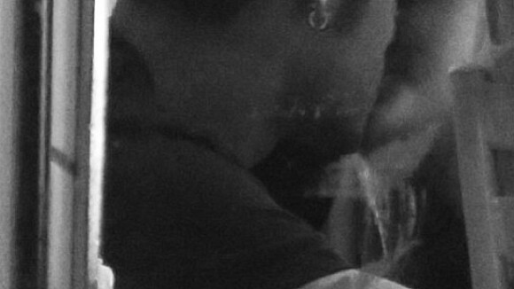 Neymar posta foto beijando a namorada Bruna Marquezine: 'Saudades'