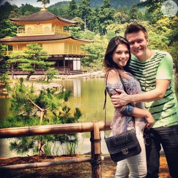 Sorridente, o casal posa para foto durante passeio pela cidade de Kyoto