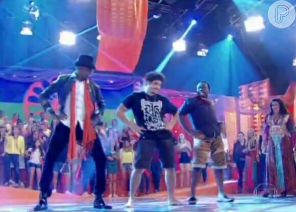 Caio Castro fez o 'quadradinho de quatro' ao dançar o hit de Anitta, ao lado de Mumuzinho e Douglas Silva