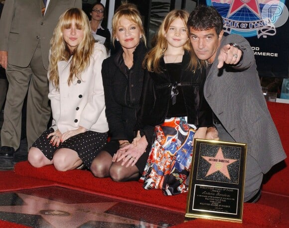 Dakota compareceu à cerimônia de entrega da estrela de Antonio Banderasna Calçada da Fama de Hollywood, ao lado da mãe Melanie Griffith e a irmã Stella Banderas, em 2005