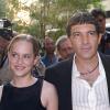 Há 18 anos, Dakota é enteada do ator e diretor Antonio Banderas