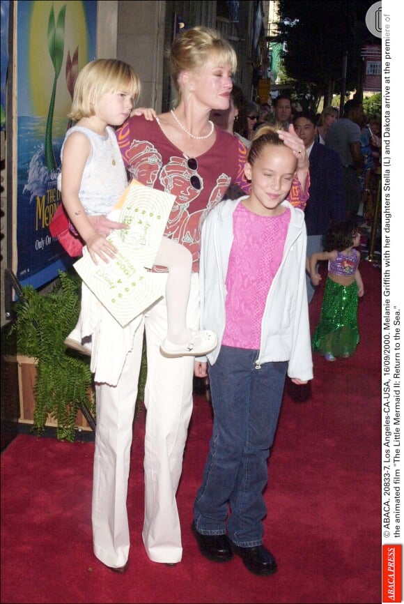 Dakota Johnson com a mãe Melanie Griffith e a irmã Stella