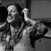 Gisele Bündchen soltou a voz e a música que ela gravou será disponibilizada gratuitamente na iTunes Store