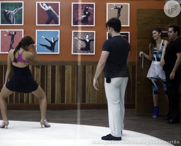 Bruna Marquezine dança o 'quadradinho' para Tiago Abravanel, nos ensaios para a final do quadro 'Dança dos Famosos', do 'Domingão do Faustão'