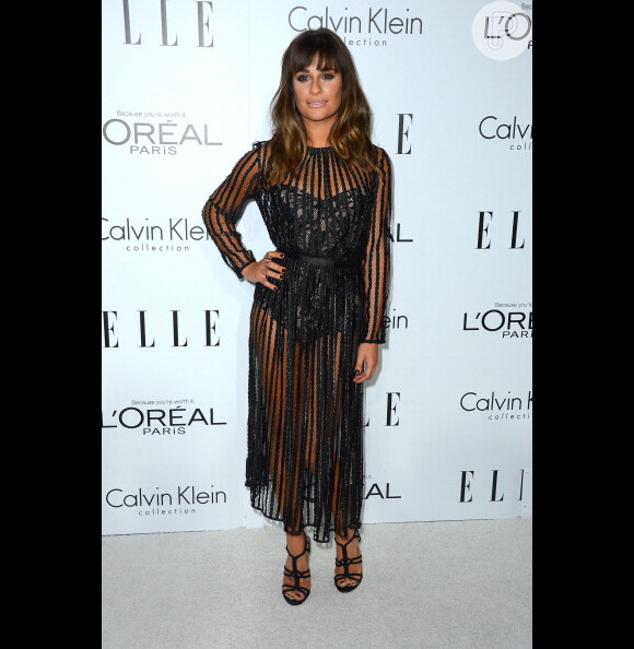 Lea Michele deixou as pernas à mostra durante a festa da revista americana 'ELLE' ao apostar em um vestido todo transparente