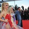A atriz norte-americana Julie Atlas Muz abusou das transparência no tapete vermelho do festival de Cannes, em 21010. Com um vestido feito apenas uma camada de tule branco com apliques de quadrados vermelhos, ela deixou todo o corpo à mostra