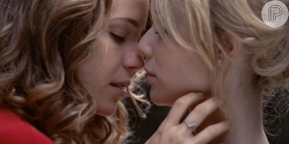 No longo experimental 'O Uivo da Gaita', do diretor Bruno Safadi, Antônia (Mariana Ximenes) e Luana (Leandra Leal) protagonizam cenas de sexo após se apaixonarem