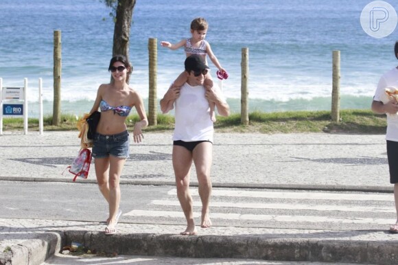 Daniel passeia com a família em praia da Barra da Tijuca, na zona oeste do Rio de Janeiro, em 17 de dezembro de 2012