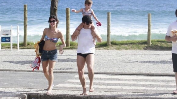 Daniel, com o fim do 'The voice Brasil', aproveita praia com a família no Rio