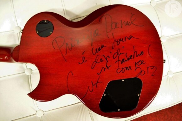 Daniel publica foto de guitarra autografada, que ganhou do amigo Lulu Santos, após a final do 'The voice Brasil', em foto reproduzida do Twitter do cantor