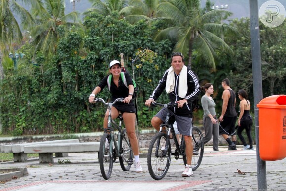 Malu Mader pedala com Tony Bellotto na Lagoa Rodrigo de Freitas, na Zona Sul do Rio de Janeiro, em 5 de setembro de 2013