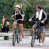 Malu Mader pedala com Tony Bellotto e exibe boa forma na Zona Sul do Rio