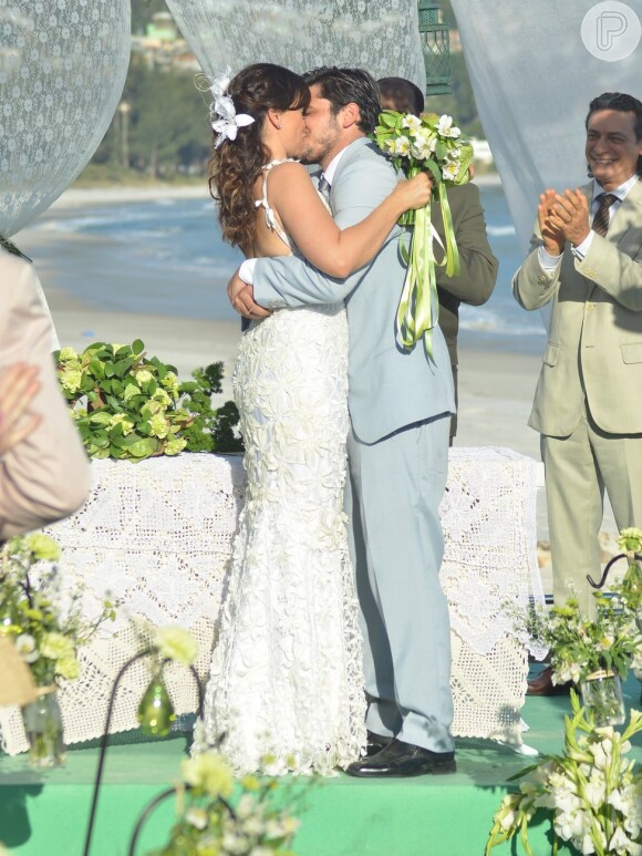 Juliano (Bruno Gissoni) e Natália (Daniela Escobar) se beijam em 'Flor do Caribe'