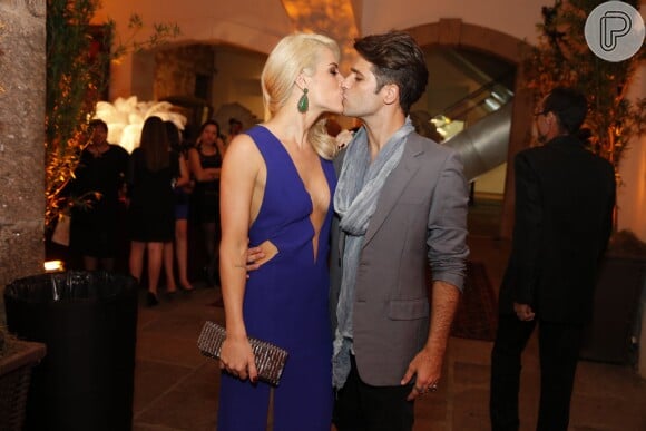 Bruno Gagliasso e Giovanna Ewbank curtiram bem juntinhos a festa de 'Joia Rara' em 5 de setembro de 2013 e trocaram beijos