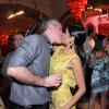 Ana Lima beija o namorado na festa de lançamento de 'Joia Rara'