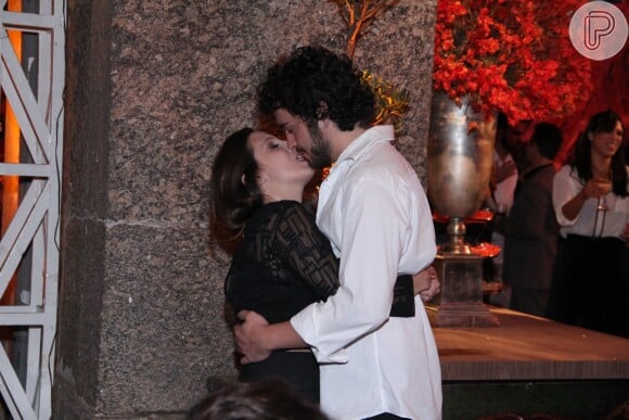 Luana Martau beija muito no evento de lançamento de 'Joia Rara'