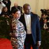 Kanye West e Kim Kardashian posaram juntos durante evento de moda