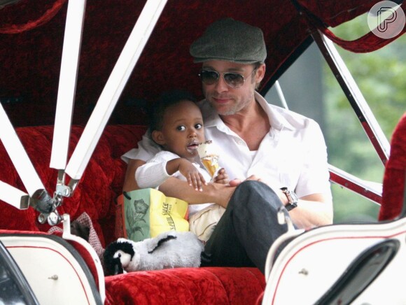 Brad Pitt afirma que a família tem muita importância para ele. Na foto, segura a filha Zahara, em 2007, hoje com 7 anos