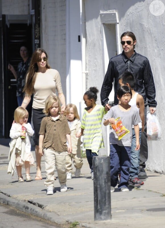 Brad Pitt e Angelina Jolie passeiam com os seis filhos: Maddox, de 11 anos, Pax, de 8, Zahara, de 7, Shiloh, de 6, e os gêmeos, de 4, Knox e Vivienne