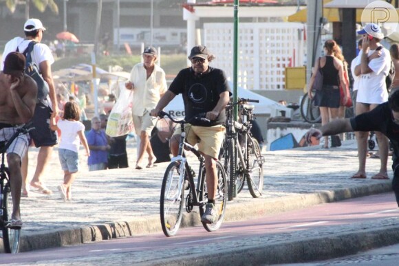 Para manter a forma, o diretor de 'Amor à Vida' costuma pedalar na orla da praia nas horas livres