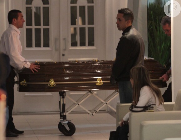 Momento em que o caixão de Champignon chegou para o velório no cemitério Memorial, em Santos, o mesmo em que Chorão foi sepultado