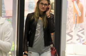 Sasha, filha de Xuxa e Luciano Szafir, vai às compras em shopping no Rio