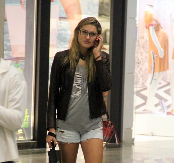 Sasha foi vista, nesta terça-feira (10), passeando pelo shopping Rio Design Barra