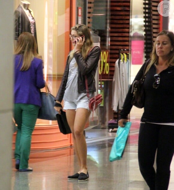 Sasha não desgrudou do celular enquanto passeava pelo shopping