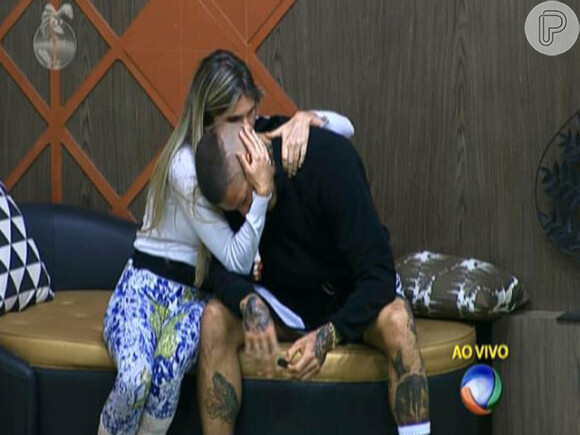 Bárbara Evans consola Mateus Verdelho depois da eliminação de Yudi Tamashiro