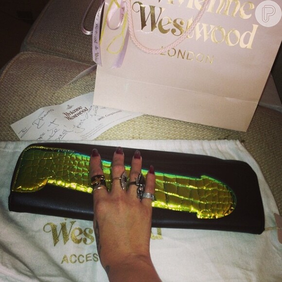 Rihanna ganhou a bolsa de presente da estilista inglesa, Viviane Westwood