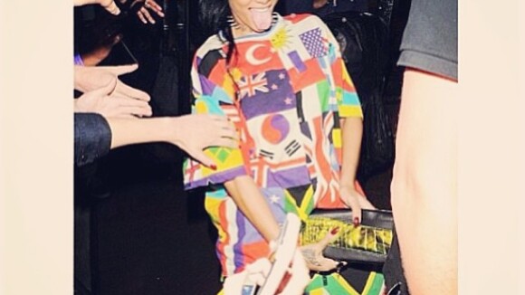Rihanna brinca com bolsa estampada com objeto fálico na saída de hotel