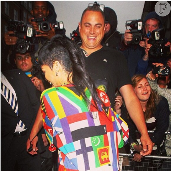 Nem os seguranças de Rihanna conseguiram não rir da brincadeira que ela fez com a bolsa