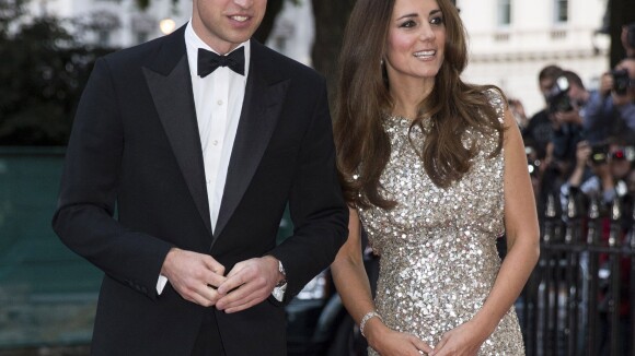 Magra, Kate Middleton aparece com vestido brilhoso em jantar de gala em Londres