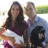 Kate Middleton posa com o filho e o marido em sua primeira foto ofical em família
