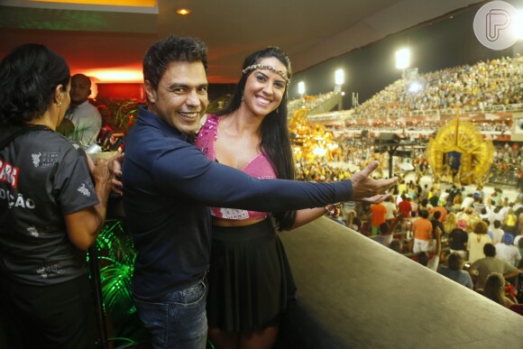 Zezé Di Camargo chega com Graciele Lacerda a camarote e diz que ela vai desfilar