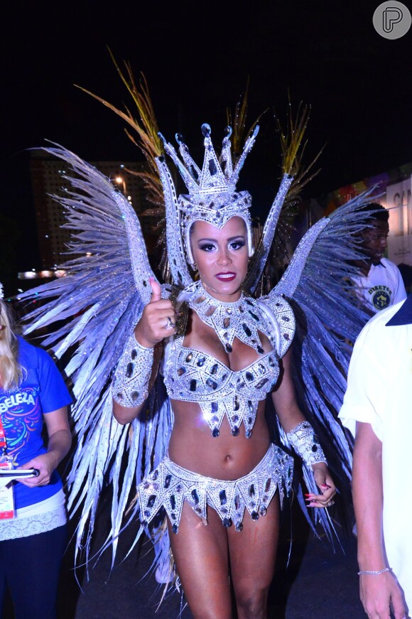 Raphaela Gomes é a mais nova Rainha de bateria da Sapucaí. Jovem de 17 anos levou tombo no desfile desta segunda-feira, 8 de fevereiro de 2016