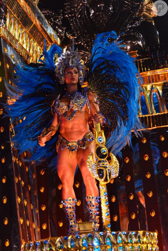 Gracyanne Barbosa faz sua estreia no Carnaval da Portela e desfila em cima de um carro alegórico