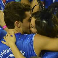 Monica Iozzi e Klebber Toledo se beijam em camarote no Carnaval do Rio