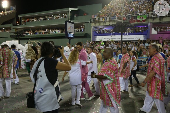 Cauã Reymond desfila pela Mangueira em estreia na Sapucaí: 'Escola do coração', nesta terça-feira, 9 de fevereiro de 2016