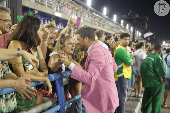 Cauã Reymond estreia na Sapucaí vestindo terno rosa e faz sucesso com o público: 'A Mangueira é minha escola do coração'