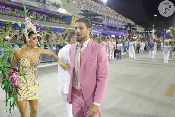 Cauã Reymond estreia na Sapucaí vestindo terno rosa e faz sucesso com o público: 'A Mangueira é minha escola do coração'