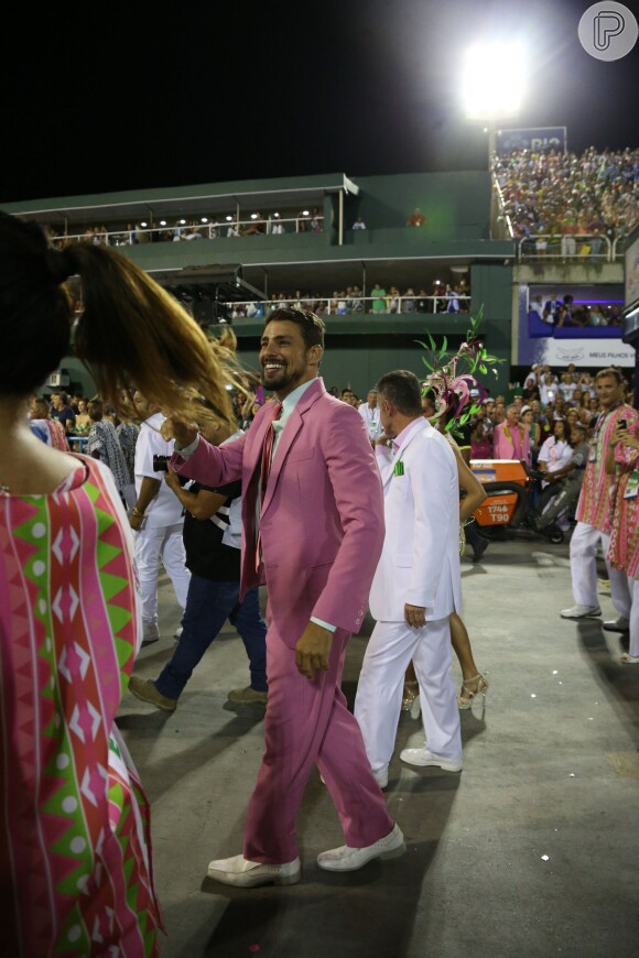 Cauã Reymond estreia na Sapucaí vestindo terno rosa e faz sucesso com o público: 'A Mangueira é minha escola do coração'