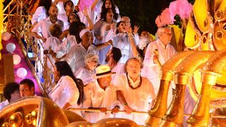 Caetano Veloso e Regina Casé desfilam na Mangueira em homenagem a Maria Bethânia
