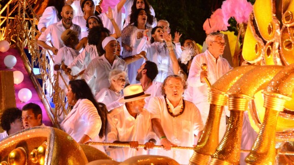 Caetano Veloso e Regina Casé desfilam na Mangueira em homenagem a Maria Bethânia